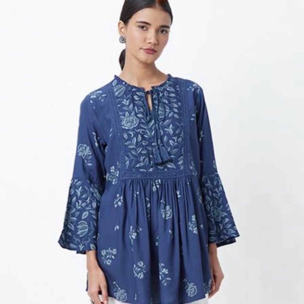 NWT!!UTSA Women’s size small or medium floral top with bell sleeves
